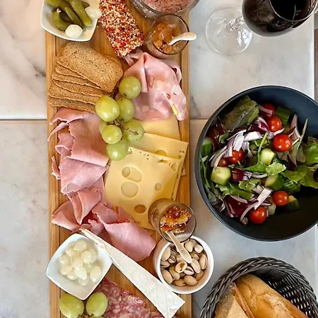 Attic Suite, Maison De Mags & Mags فندق مبيت وإفطار Lanouaille